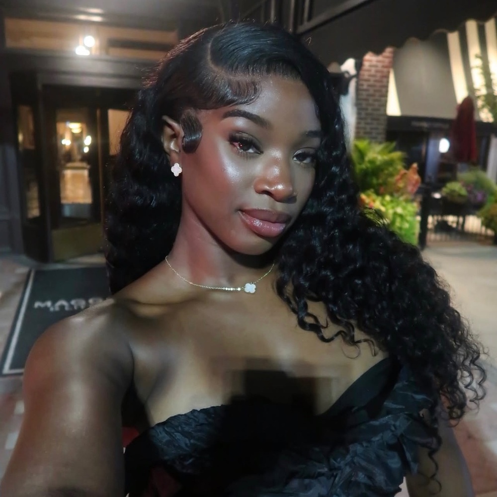 Meet your Posher, Kayla